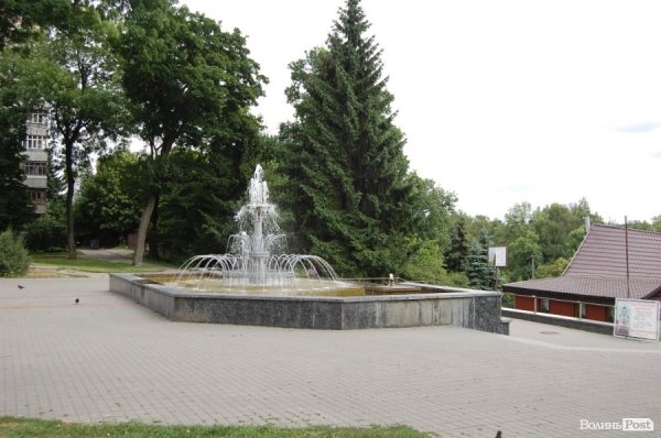 Фонтан у сквері напроти луцької гімназії №4