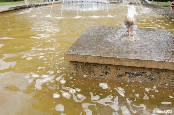У «Луцькводоканалі» кажуть, що чистять фонтани, «на скільки це реально». ФОТО