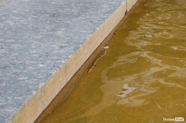 У «Луцькводоканалі» кажуть, що чистять фонтани, «на скільки це реально». ФОТО