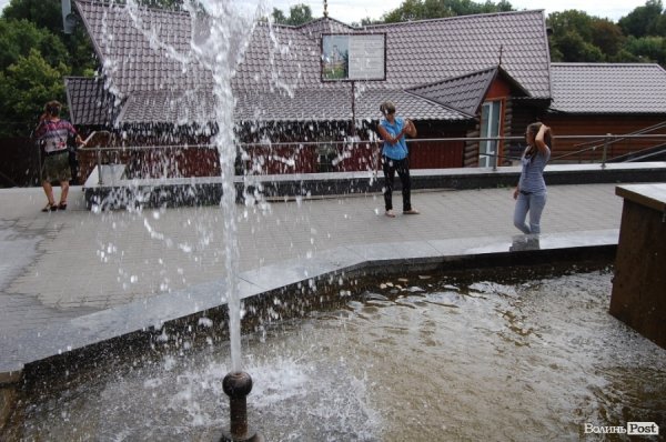 У «Луцькводоканалі» кажуть, що чистять фонтани, «на скільки це реально». ФОТО