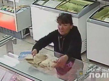 У Луцьку встановлюють особу жінку, яку підозрюють у крадіжках. ФОТО