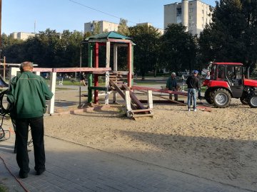 У Луцьку зносять аварійний дитмайданчик на Молоді