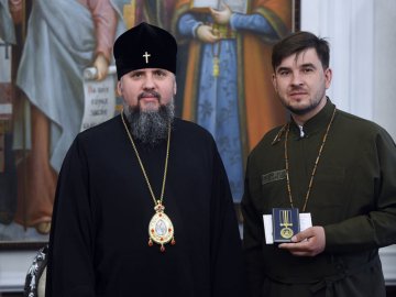 Митрополит Епіфаній нагородив медаллю капелана луцьких нацгвардійців