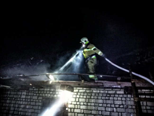 Звалене негодою дерево блокувало рух на луцькій вулиці