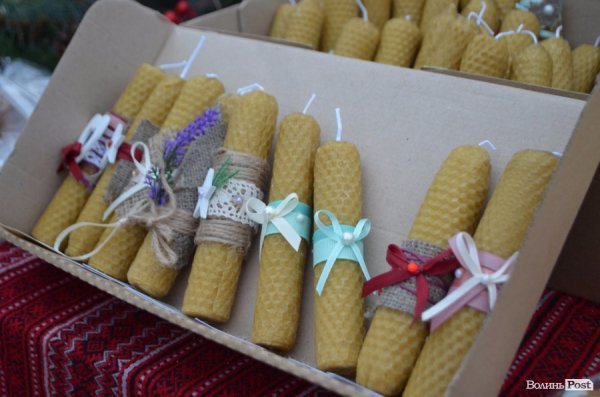 У центрі Луцька пластуни дарують Вифлеємське тепло