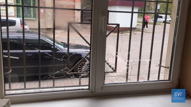 У Нововолинську злодії винесли з магазину сейф з продукцією Apple. ФОТО