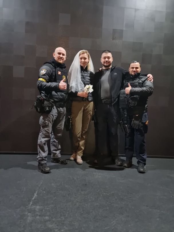 У перерві між обстрілами: у Києві одружилися поліцейський з журналісткою