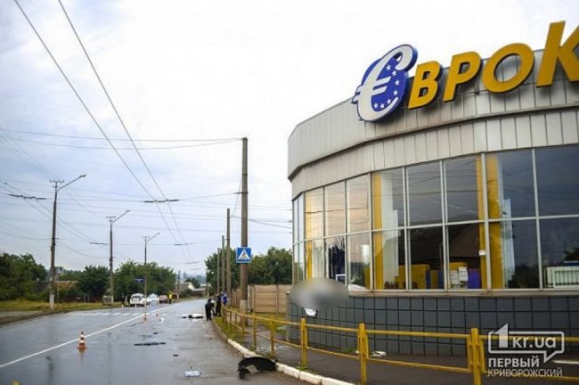 Жахлива аварія у Кривому Розі: жінку відкинуло у вітрину магазину. ФОТО 18+