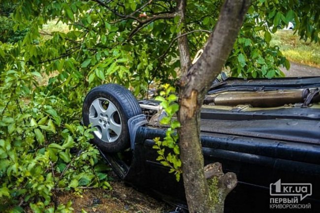 Жахлива аварія у Кривому Розі: жінку відкинуло у вітрину магазину. ФОТО 18+