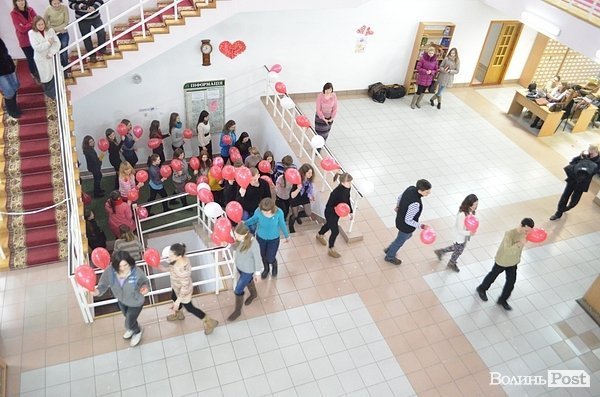 У Луцьку студенти влаштували флешмоб до Дня Валентина. ФОТО