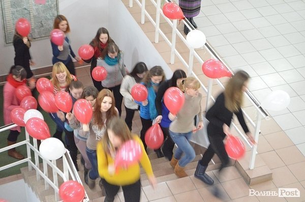 У Луцьку студенти влаштували флешмоб до Дня Валентина. ФОТО