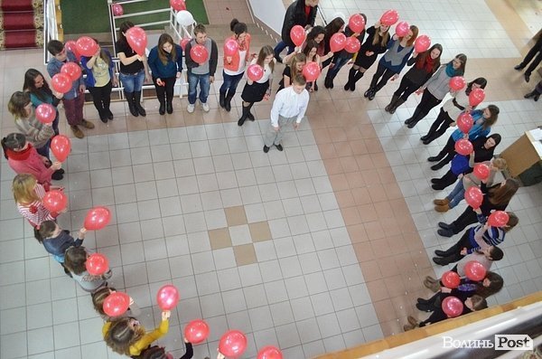 У Луцьку студенти влаштували флешмоб до Дня Валентина. ФОТО
