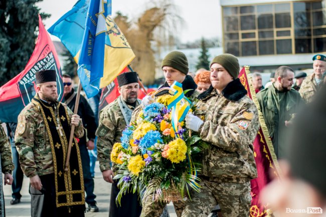 У Луцьку ходою і молитвами вшанували мужність та героїзм добровольців. ФОТО