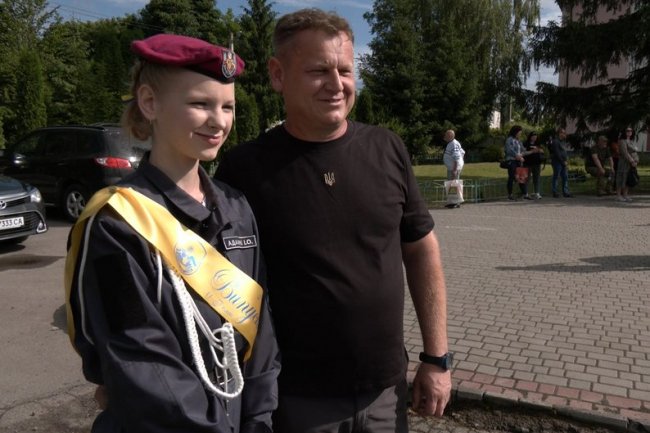 Військовий із Луцька приїхав на випускний до доньки: «Найкращий подарунок»