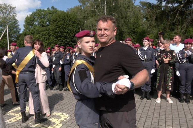 Військовий із Луцька приїхав на випускний до доньки: «Найкращий подарунок»