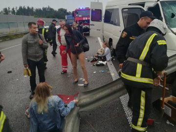 Моторошна аварія під Києвом: 2 загиблих, 12 травмованих. ФОТО