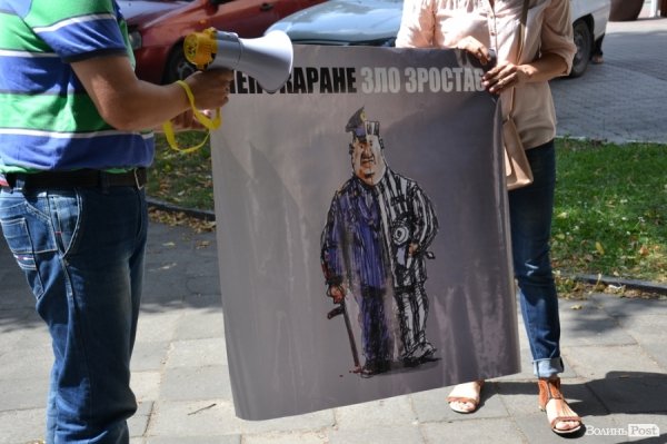 У Луцьку громада нагадала міліціонерам про їх «гріхи». ФОТО. ВІДЕО