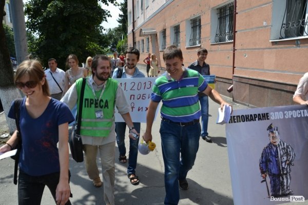 У Луцьку громада нагадала міліціонерам про їх «гріхи». ФОТО. ВІДЕО