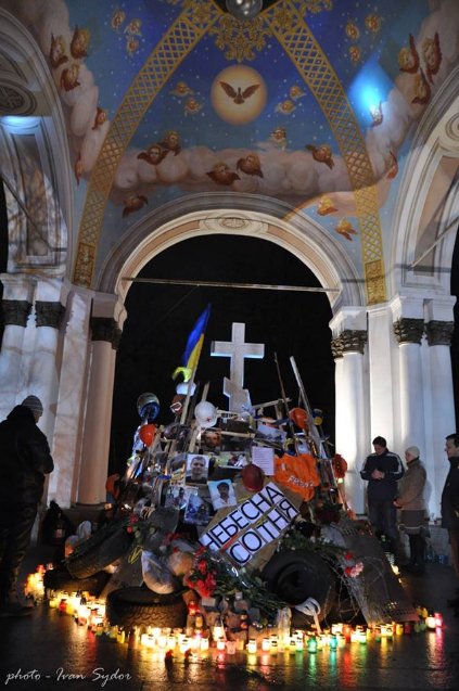 Церква, медики, тіла: священик з Волині показав трагічні кадри з протистояння на Майдані 5-річної давності
