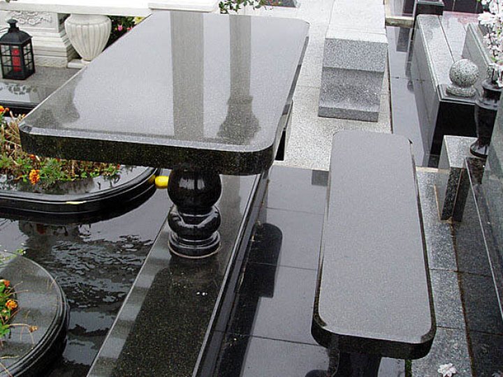 Скільки коштує лавка на цвинтар в Україні?