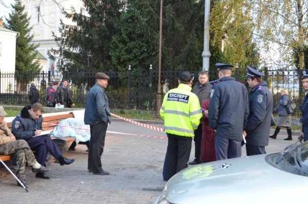 У центрі Луцька помер безпритульний. ФОТО