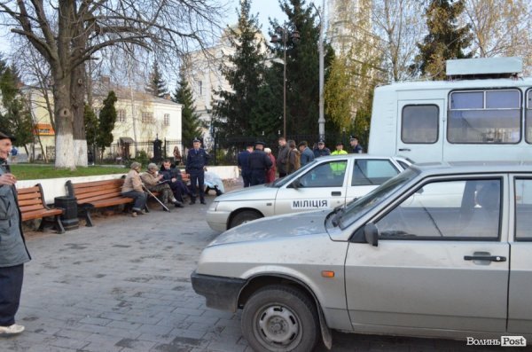 У центрі Луцька помер безпритульний. ФОТО