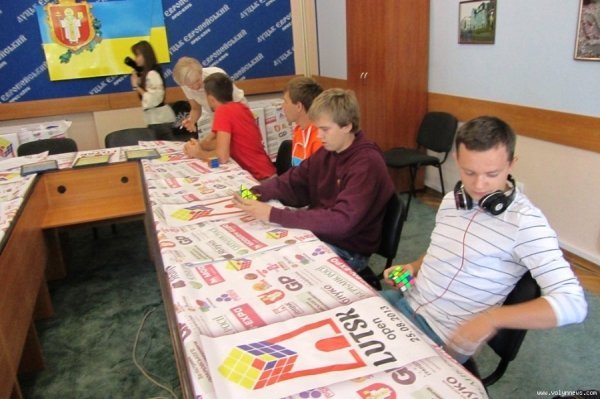 У Луцьку кубик Рубіка збиратимуть ногами. ФОТО