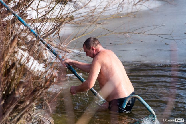 Як лучани пірнали в крижану купіль Стиру. ФОТО. ВІДЕО