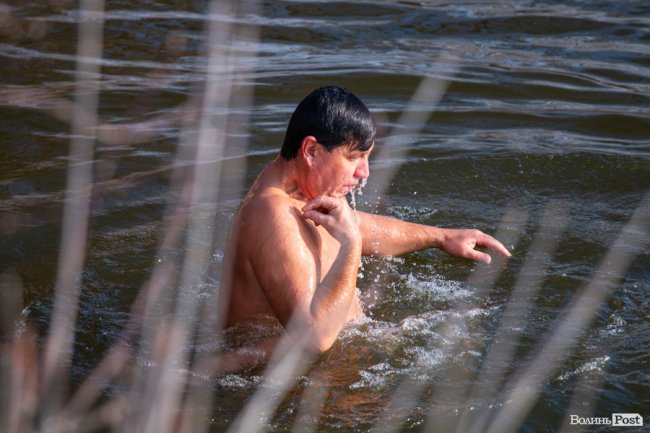 Як лучани пірнали в крижану купіль Стиру. ФОТО. ВІДЕО