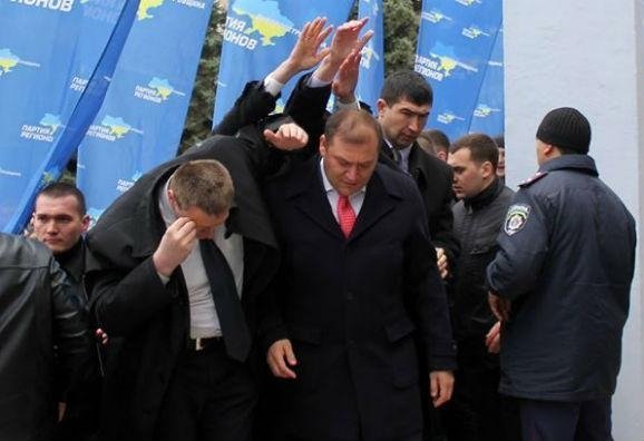 Добкіна закидали яйцями. ФОТО