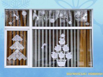 Як лучани прикрасили вікна новорічними витинанками. ФОТО