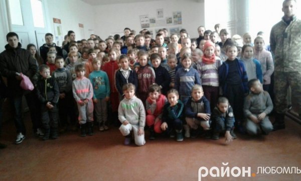 Волинські школярі зібрали для солдатів 8 тисяч