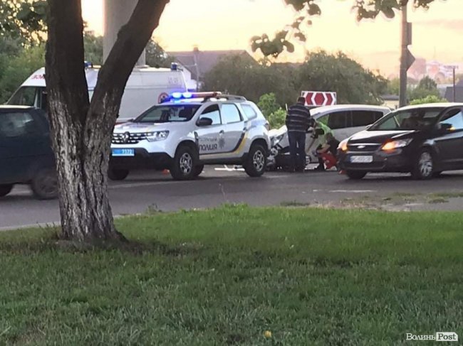 У Луцьку – аварія за участю мотоцикліста: його забрала «швидка». ФОТО