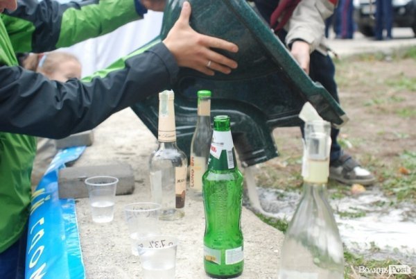 У Луцьку дітей вчили «знищувати» алкоголь. ФОТО