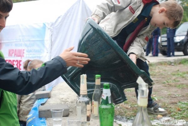 У Луцьку дітей вчили «знищувати» алкоголь. ФОТО