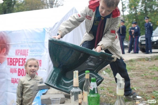 У Луцьку дітей вчили «знищувати» алкоголь. ФОТО