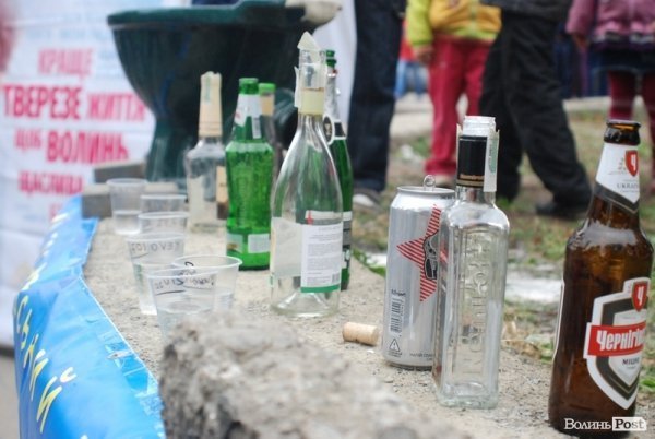 У Луцьку дітей вчили «знищувати» алкоголь. ФОТО