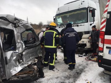 На Волині зіткнулись бус та вантажівка: потерпілу вирізали рятувальники