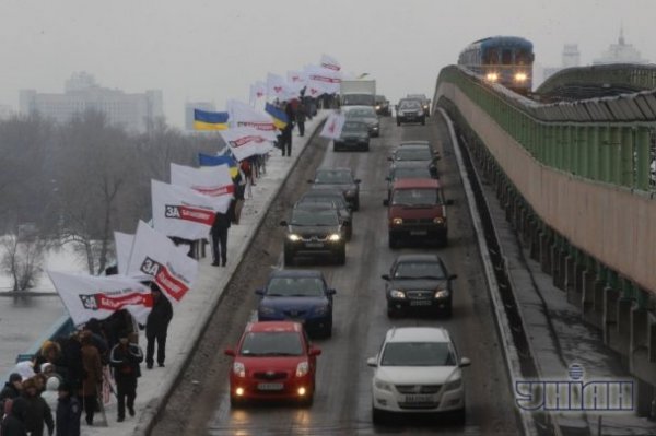 Як у Києві з'єднували Україну посеред Дніпра. ФОТО