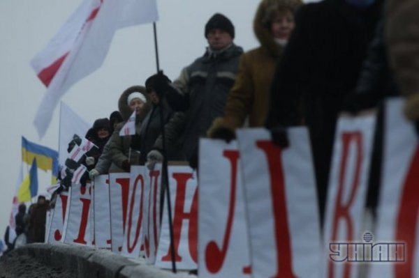 Як у Києві з'єднували Україну посеред Дніпра. ФОТО