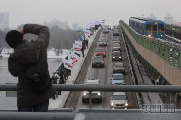 Як у Києві з'єднували Україну посеред Дніпра. ФОТО