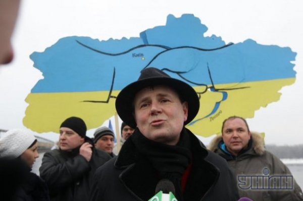 Як у Києві з'єднували Україну посеред Дніпра. ФОТО