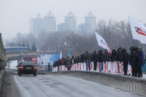 Як у Києві з'єднували Україну посеред Дніпра. ФОТО