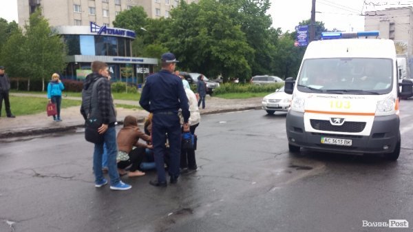 У Луцьку на пішохідному переході збили дівчину. Водій втік. ФОТО. ОНОВЛЕНО 