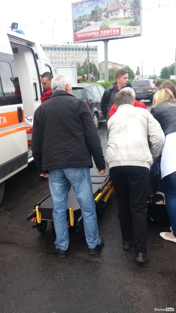 У Луцьку на пішохідному переході збили дівчину. Водій втік. ФОТО. ОНОВЛЕНО 