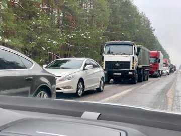 На трасі Ковель–Київ – довжелезний затор через аварії. ФОТО