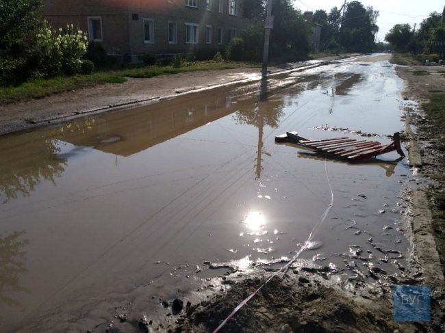 Волинське місто підтопило через прорив труби, яку нещодавно замінили. ВІДЕО, ФОТО 