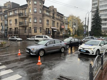 У центрі Луцька зіткнулись дві автівки. ФОТО