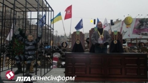 У Києві ляльку Януковича запроторили в клітку. ФОТО