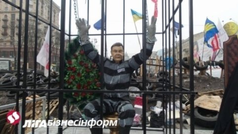 У Києві ляльку Януковича запроторили в клітку. ФОТО